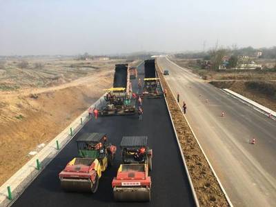 棗潛高速公路六標(biāo)路面攤鋪施工項目火熱進行中!