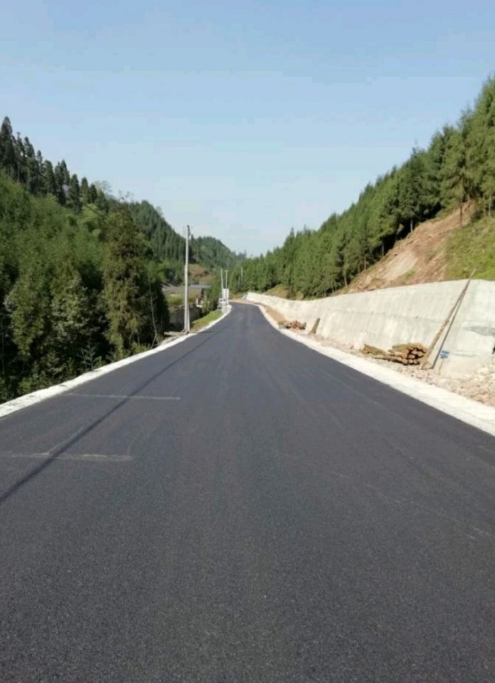 拓寬路面打好路基后,堆子前鎮(zhèn)迎來長達(dá)三個(gè)多月的陰雨天氣,為保證瀝青