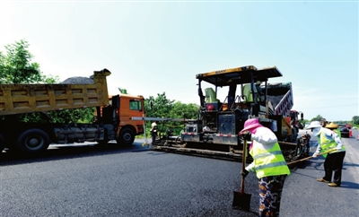 咸寧日報 戰(zhàn)高溫鋪路忙